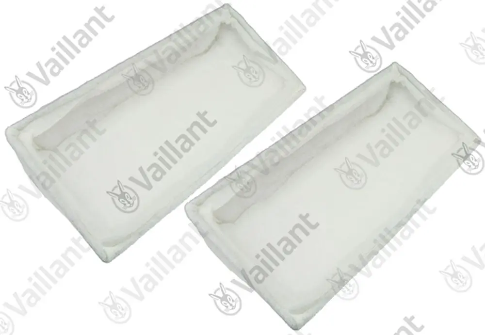 Zwei weiße Filter von Vaillant in rechteckiger Form, die nebeneinander liegen. Die Filter sind nahtlos und haben eine weiche, flauschige Oberfläche.